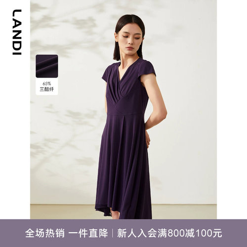 压褶设计丰富层次 收腰的版型 凸显纤细腰肢