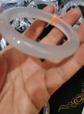 实体店精品高冰白玛瑙优选镯子阜新本地玛瑙手镯老坑油润好