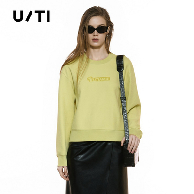 U/TI圆领浅黄色短款卫衣女简约时尚印花棉质上衣尤缇2025秋季新款