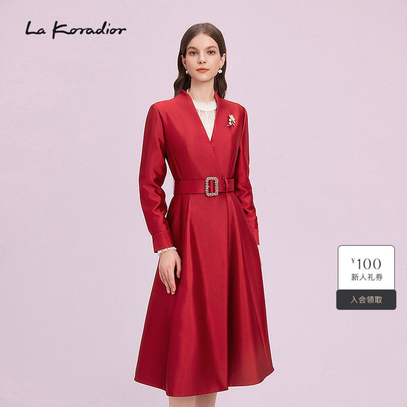 La Koradior拉珂蒂修身通勤时尚质感风衣女中红色收腰过膝长外套
