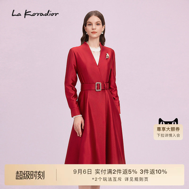 La Koradior拉珂蒂修身通勤时尚质感风衣女中红色收腰过膝长外套