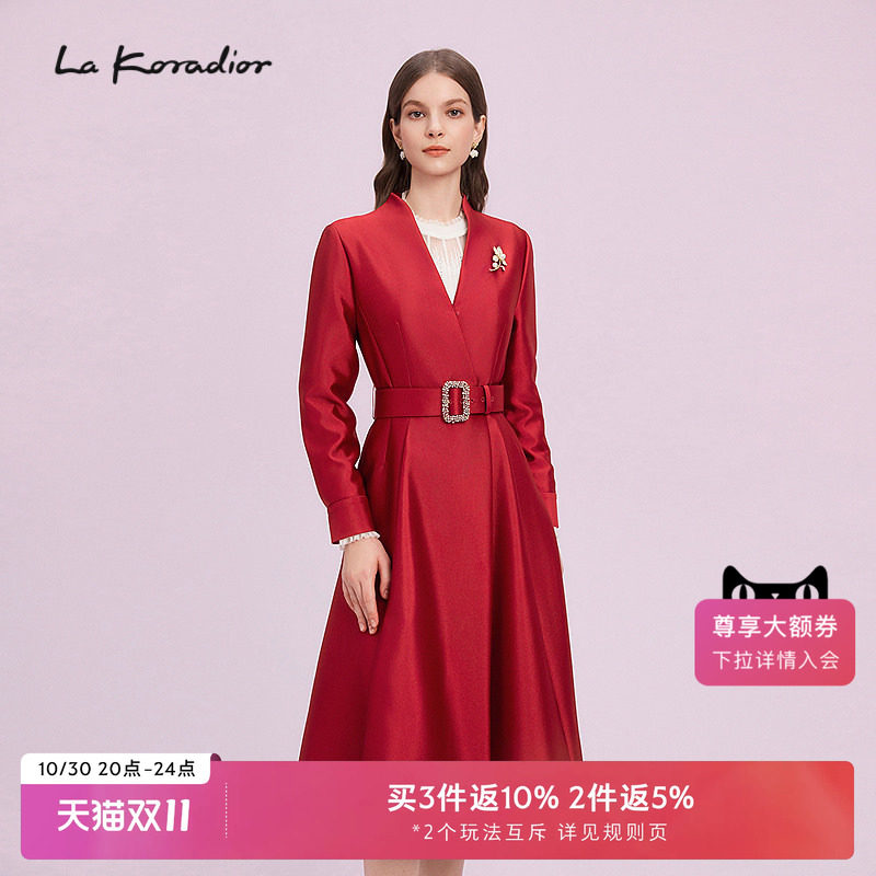 La Koradior拉珂蒂修身通勤时尚质感风衣女中红色收腰过膝长外套
