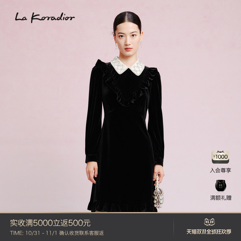 La Koradior拉珂蒂时尚秋新款法式钉珠黑色娃娃领小黑裙气质显瘦