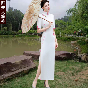 走秀旗袍长款短袖2025夏新刺绣年轻款修身高弹白色宴会表演礼服裙