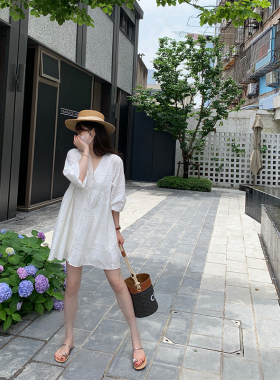 77store 钩花白色连衣裙女夏季法式泡泡袖V领镂空刺绣A字娃娃裙女