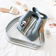 时尚宽肩带斜挎包女2017秋冬新款撞色水桶包卡通挂饰手提单肩包潮