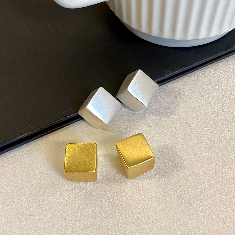 左柚女磨砂拉丝方形立体耳钉