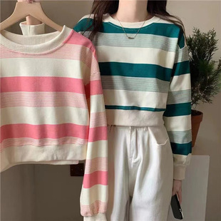 牛仔背带裤里面穿的衣服 长袖卫衣T恤女 搭配牛仔高腰裤裙的上衣