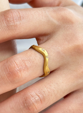 MAGICBOXACC欧美复古金色拉丝星芒波浪戒指女食指高级感钛钢指环