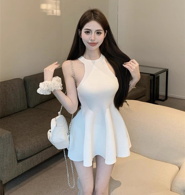 纯欲风性感白色无袖挂脖连衣裙