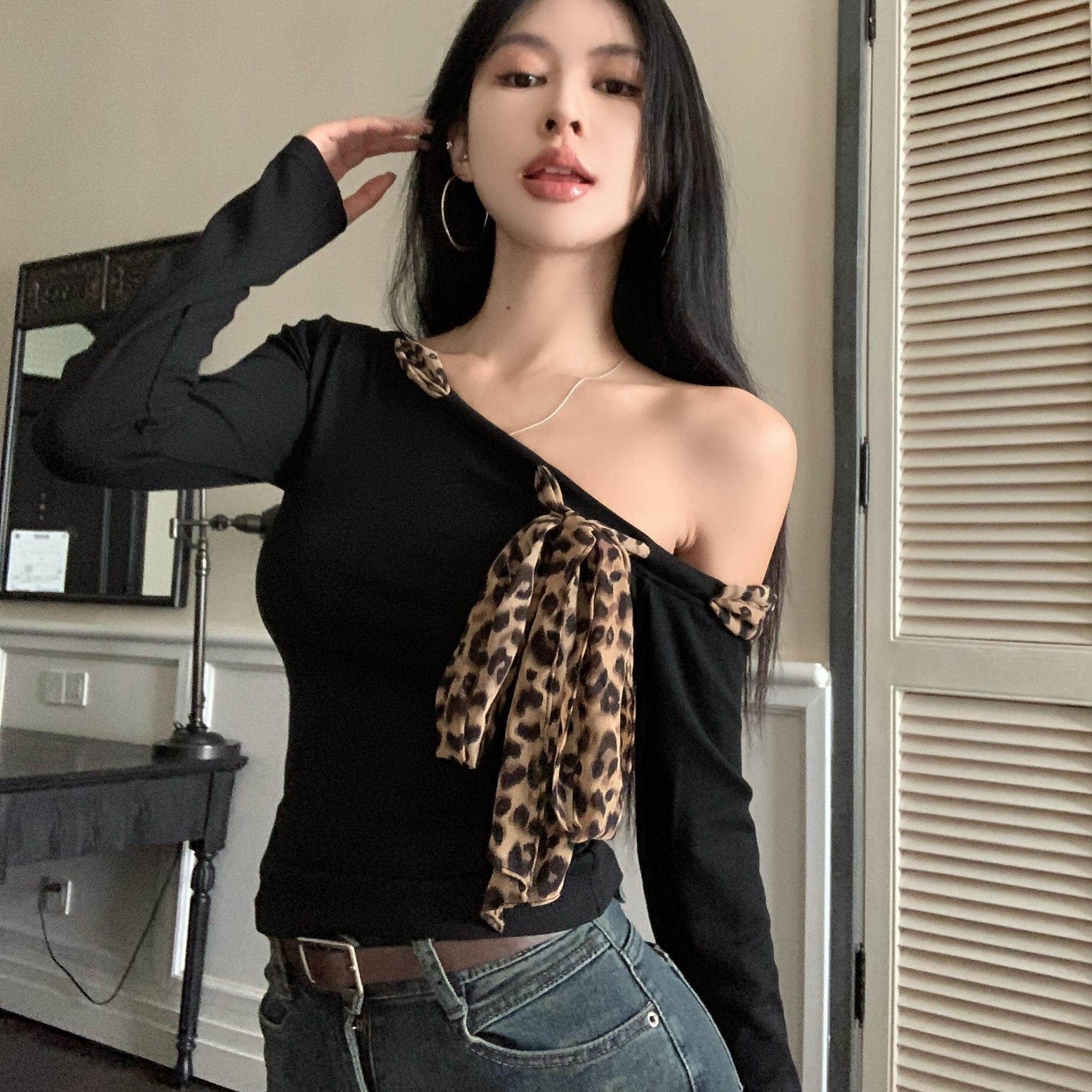 复古豹纹绑带斜肩长袖T恤女秋季