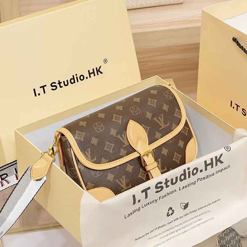 LV0真皮百搭法棍包邮差包