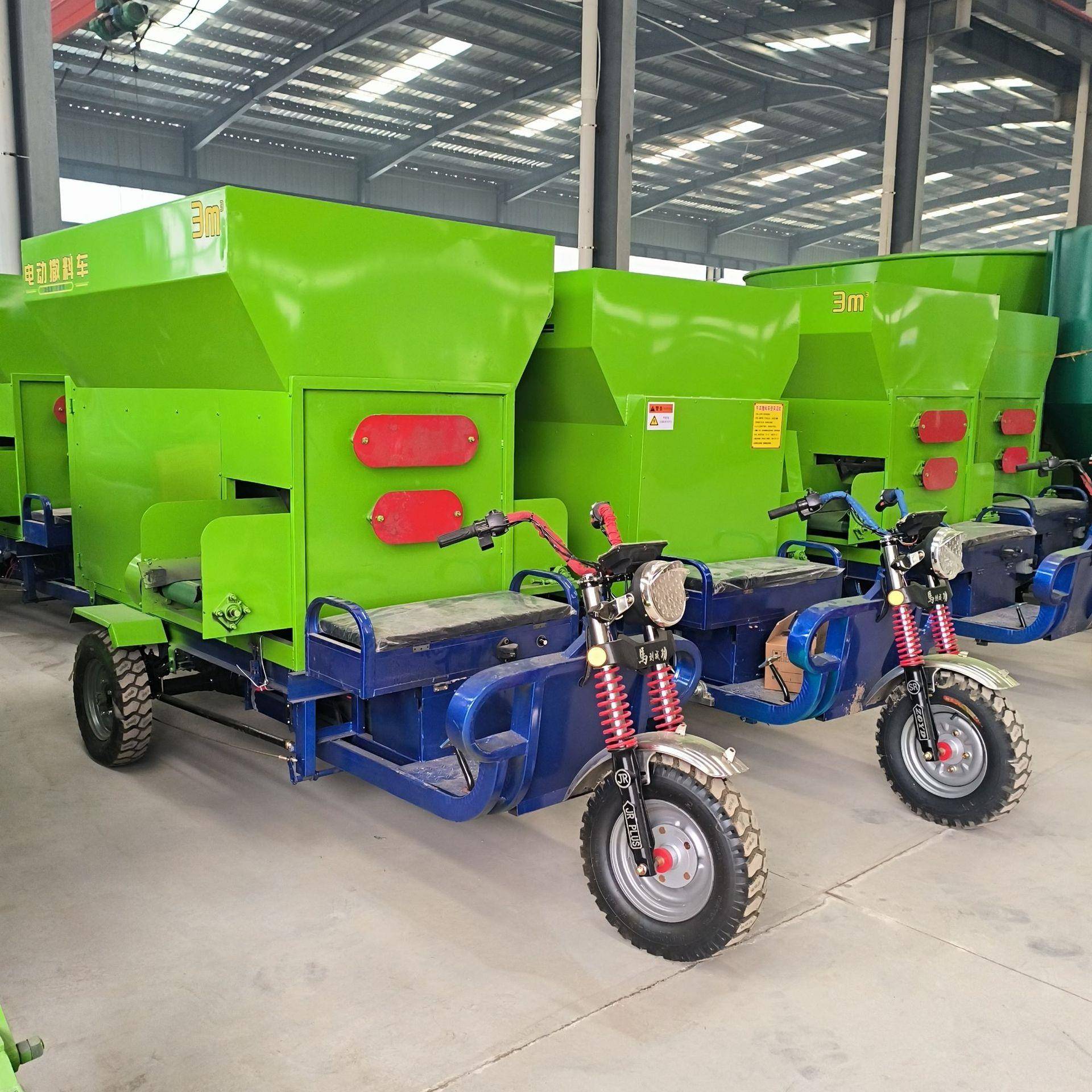 养殖场牛羊喂料全自动电动撒料车畜牧养殖厂饲料投料机