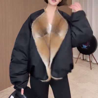 短款黑色毛绒拼接翻领羽绒外套女