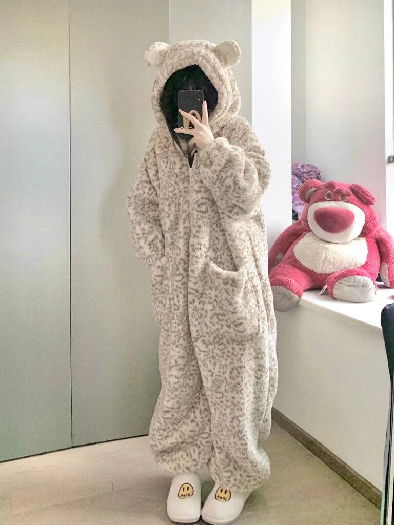 CUTE LEOPARD PRINT ONE-PIECE CORAL VELVET PAJAMAS WOMENS WINTER 2024 NEW HOODED PLUS SIZE LOUNGEWEAR TO WEAR OUTSIDE WINTER