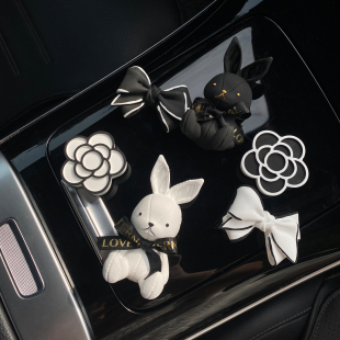新品 饰品高级车内摆件 韩国皮革兔车载香水香薰扩香石汽车出风口装