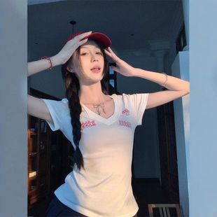 显瘦正肩上衣 工厂直销 设计感猫咪刺绣V领短袖 T恤女小众修身