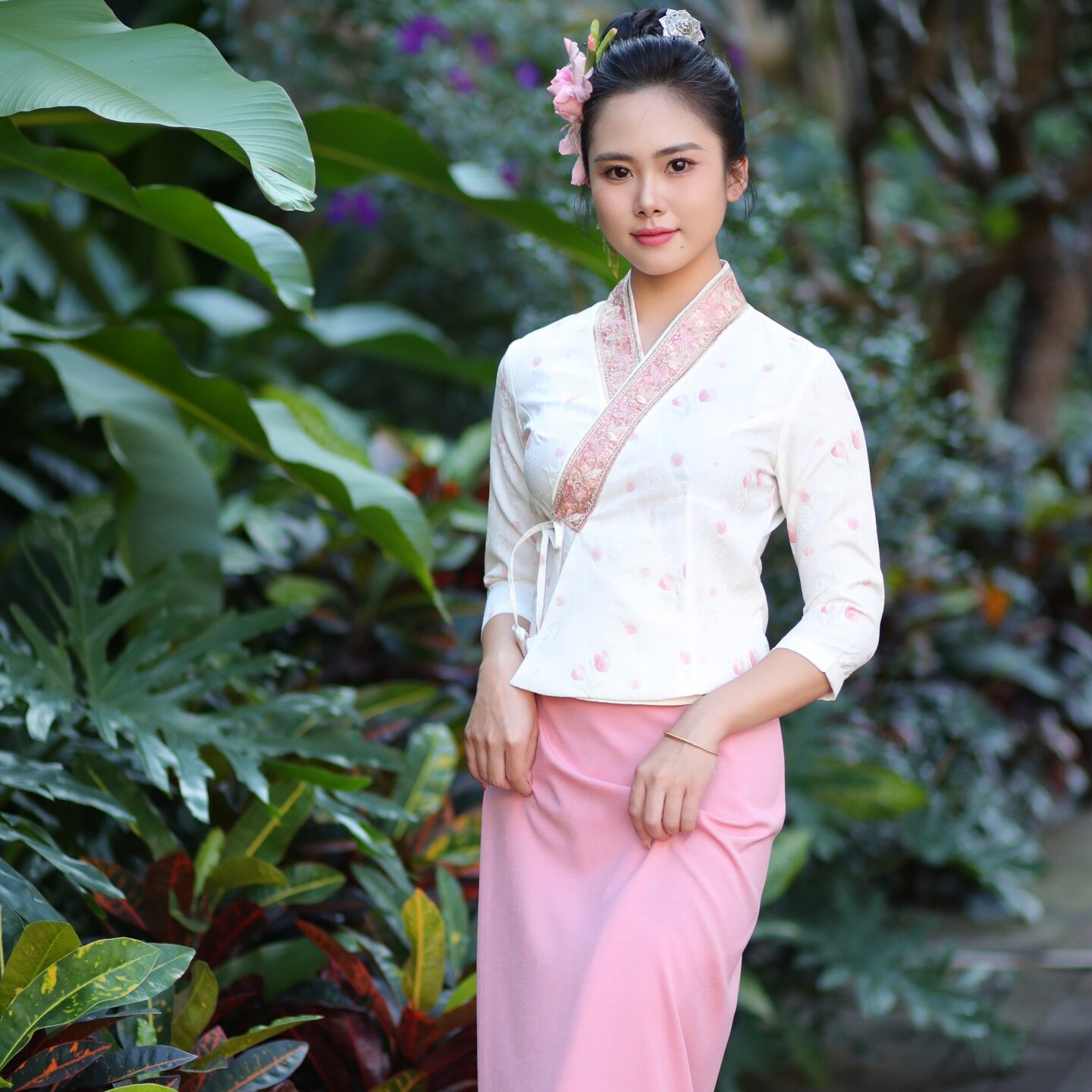 沙芭利 新款傣族女装传统修身粉白温婉傣装日常可穿 民族风演出服图片