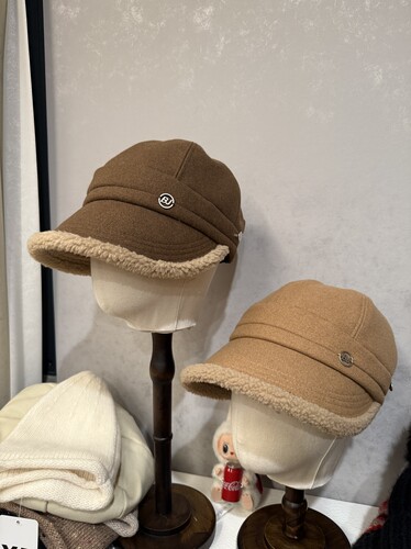 露思马术帽子女秋冬季保暖加厚渔夫帽显脸毛绒鸭舌帽加绒韩