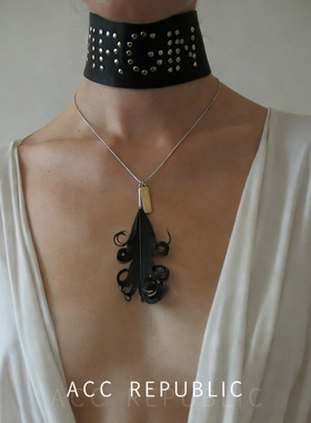 暗黑风羽毛项链中性风黑羽吊坠小众设计编织绳锁骨链男女同款酷飒