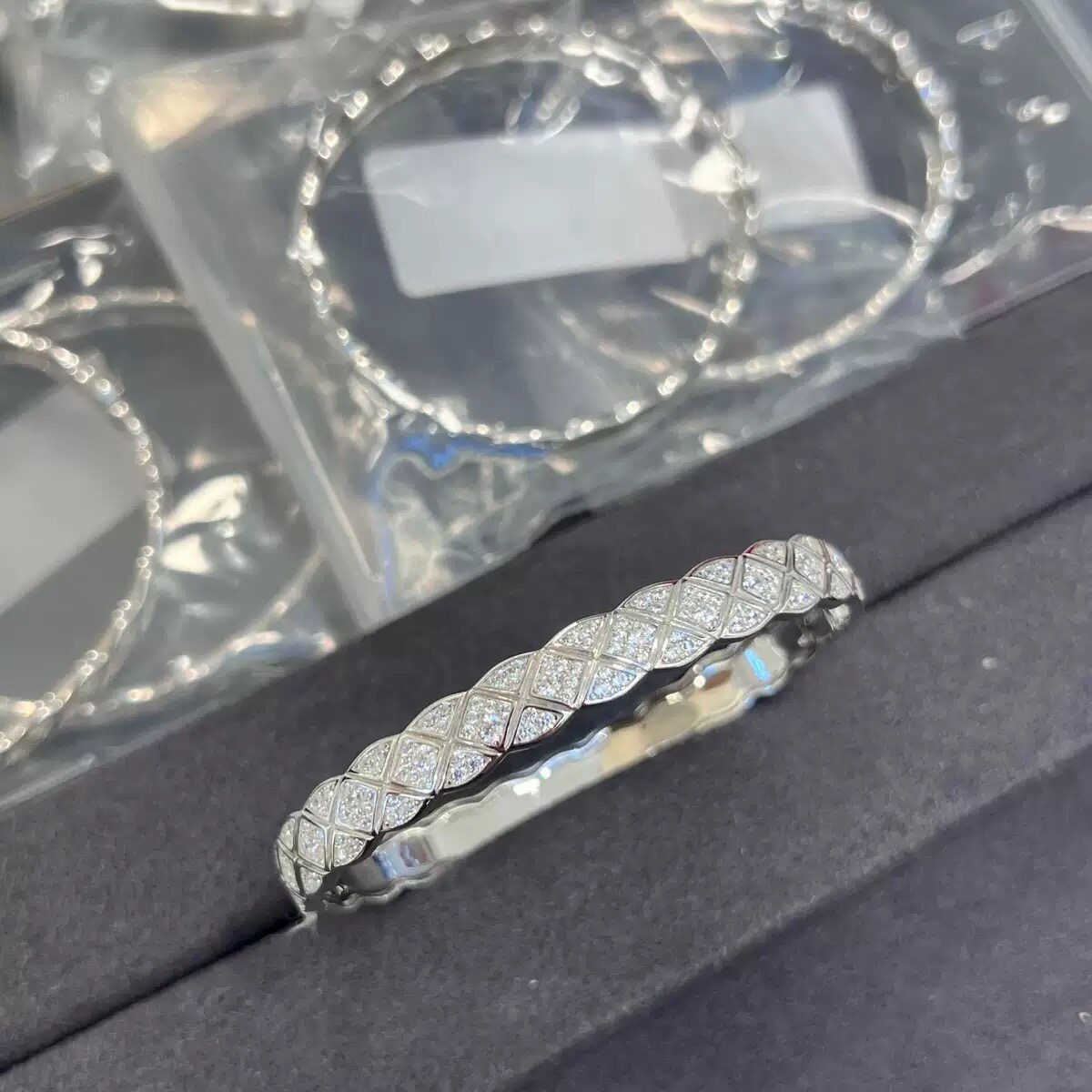 设计师通体S925纯银镀铑金菱格纹半边满钻开口手镯手环高级手环