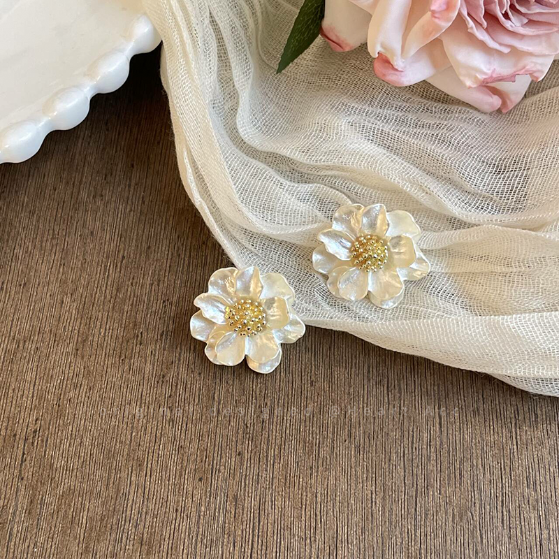 金色山茶花银针耳钉女小众设计感气质耳环2025新款优雅高级感耳饰,饰品/流行首饰/时尚饰品新,耳钉,淘宝优惠券,粉丝福利购,淘宝优惠卷