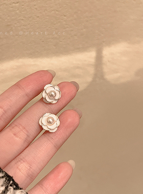 白色山茶花珍珠银针耳钉女高级感轻奢精致耳环小众独特氛围感耳饰