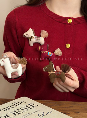 「马到成功」红色顺遂小马胸针女可爱玩偶本命年胸前装饰别针配饰