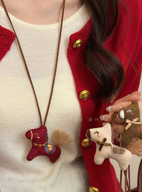 红色顺遂布偶小马吊坠项链女秋冬长款本命年毛衣链小众设计配饰品
