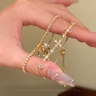 金色闪钻十字架叠戴手链女中古气质可调节手饰轻奢高级感精致配饰