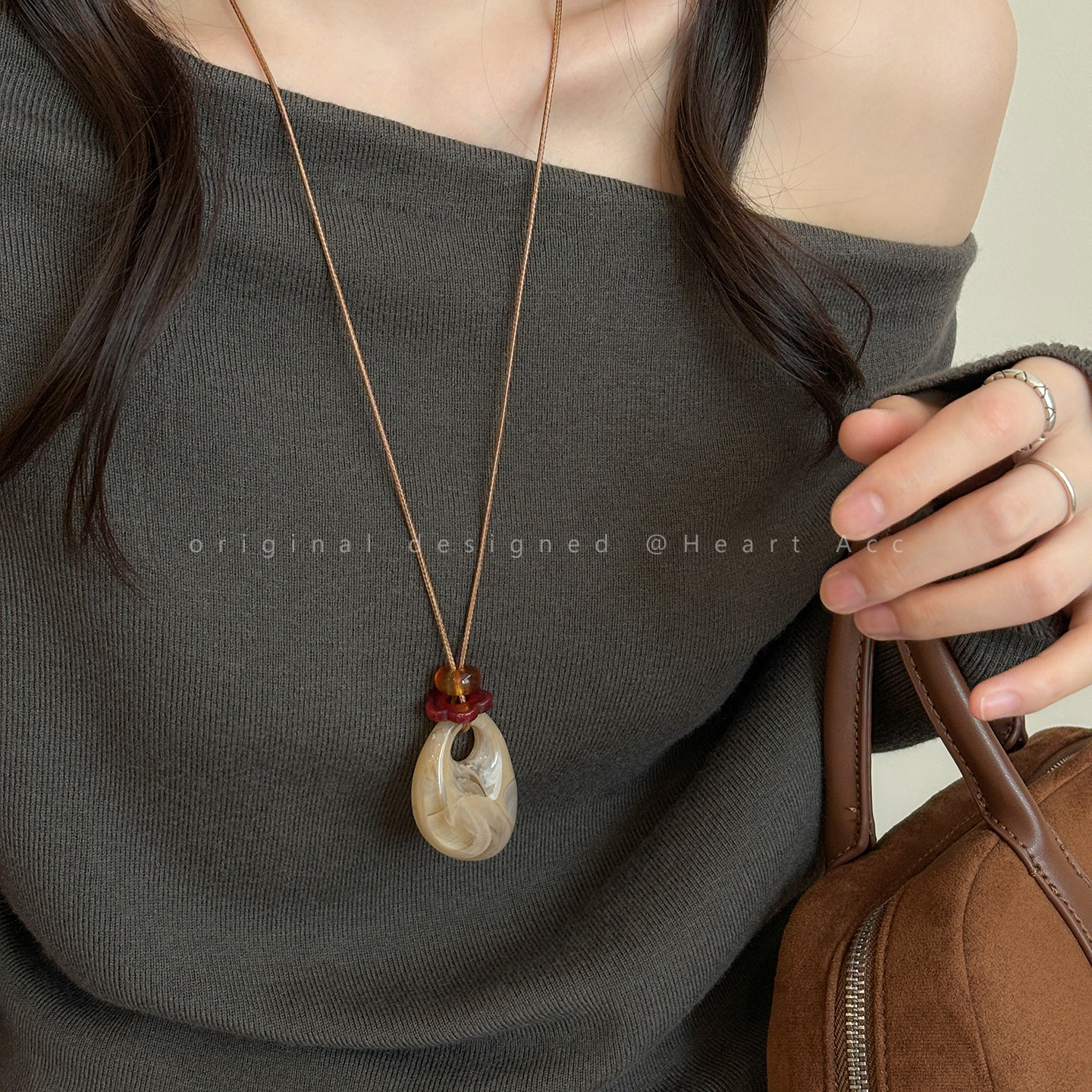 琥珀色咖色蝴蝶结吊坠项链女2025新款长款挂脖毛衣链秋冬百搭配饰