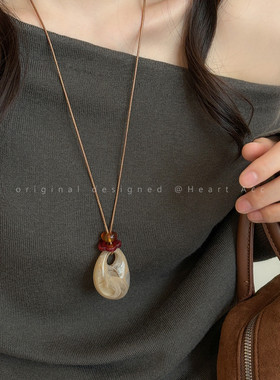 琥珀色咖色蝴蝶结吊坠项链女2025新款长款挂脖毛衣链秋冬百搭配饰