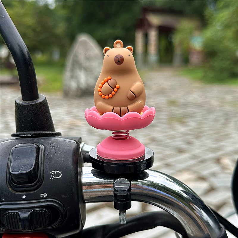 可爱水豚小黄鸭小摆件头盔电动车装饰品摩托车自行车配件挂件公仔