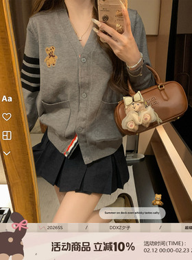 DDXZ夕子 韩系学院风门襟撞色口袋V领毛衣上衣小熊图案杠条针织衫