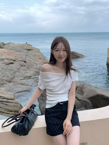 纯欲风斜肩一字领短袖T恤女夏季修身显瘦露肩上衣设计感小衫T8183