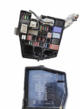 适用致炫前机舱继电器盒接线配电保险丝盒上盖总成 82662-0D240