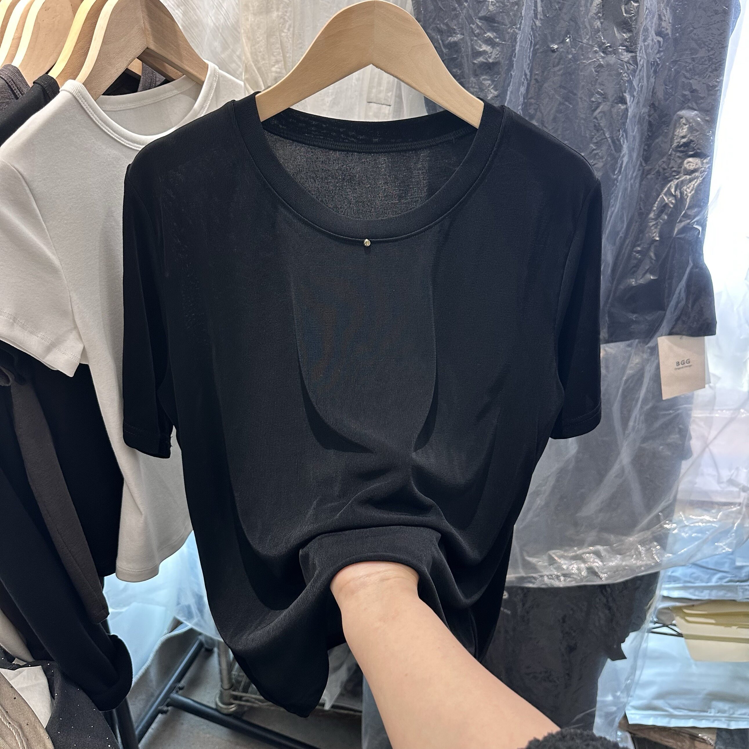 醋酸2026夏季新款圆领丝短袖T恤女金属装饰冰丝正肩凉感大码胖M