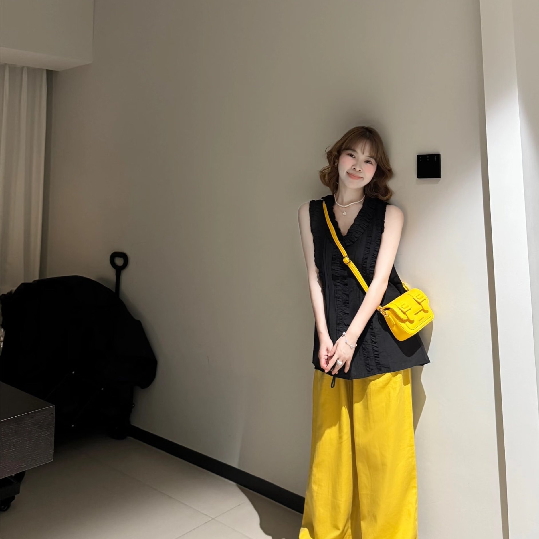 韩系重工木耳边花瓣V领宽松慵懒无袖背心衬衫黄色休闲阔腿裤套装