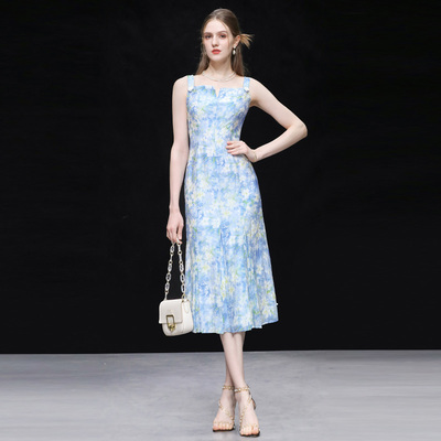 2025年夏季新款时尚气质背带收腰小A字油画风连衣裙