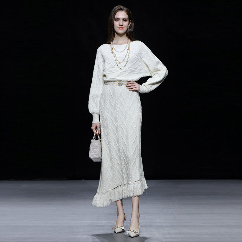 2025秋冬季新款针织设计感时尚一字肩收腰中长款流苏毛衣连衣裙