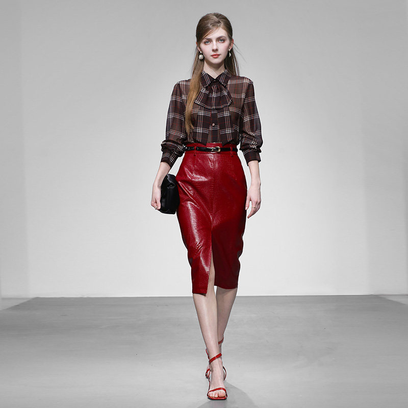 2026春季新款翻领长袖宽松版撞色格子衬衫+高腰直筒开衩皮裙套装