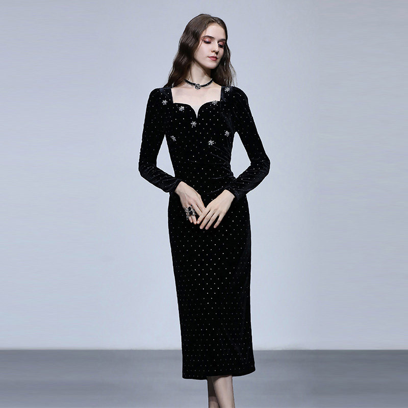 Q2024秋冬季气质法式方领长袖收腰黑色烫钻丝绒中长款连衣裙女