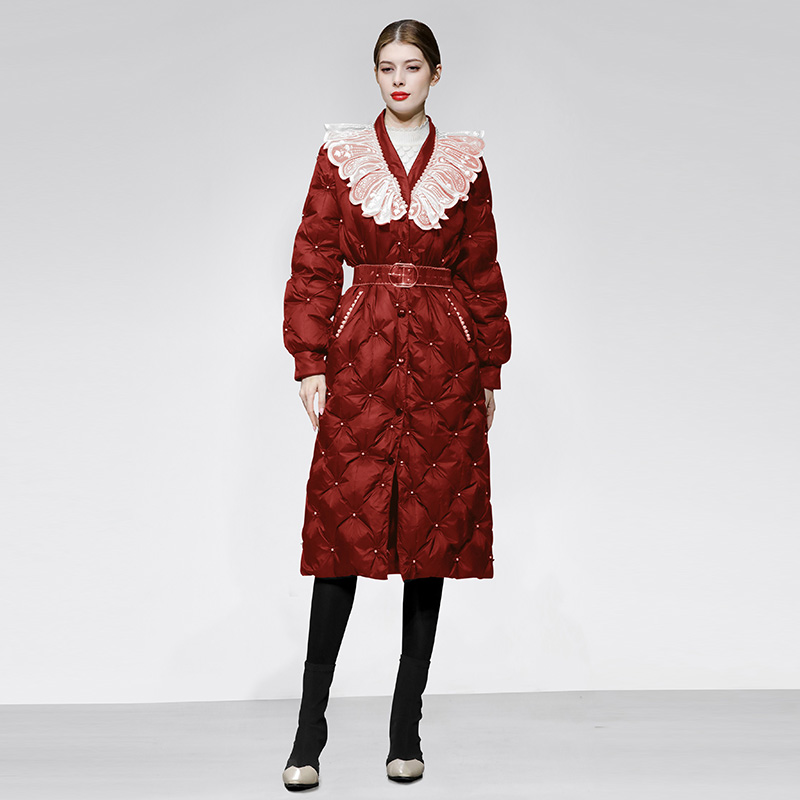 2025冬季新款刺绣蕾丝领钉珠设计精致中长款红色羽绒服
