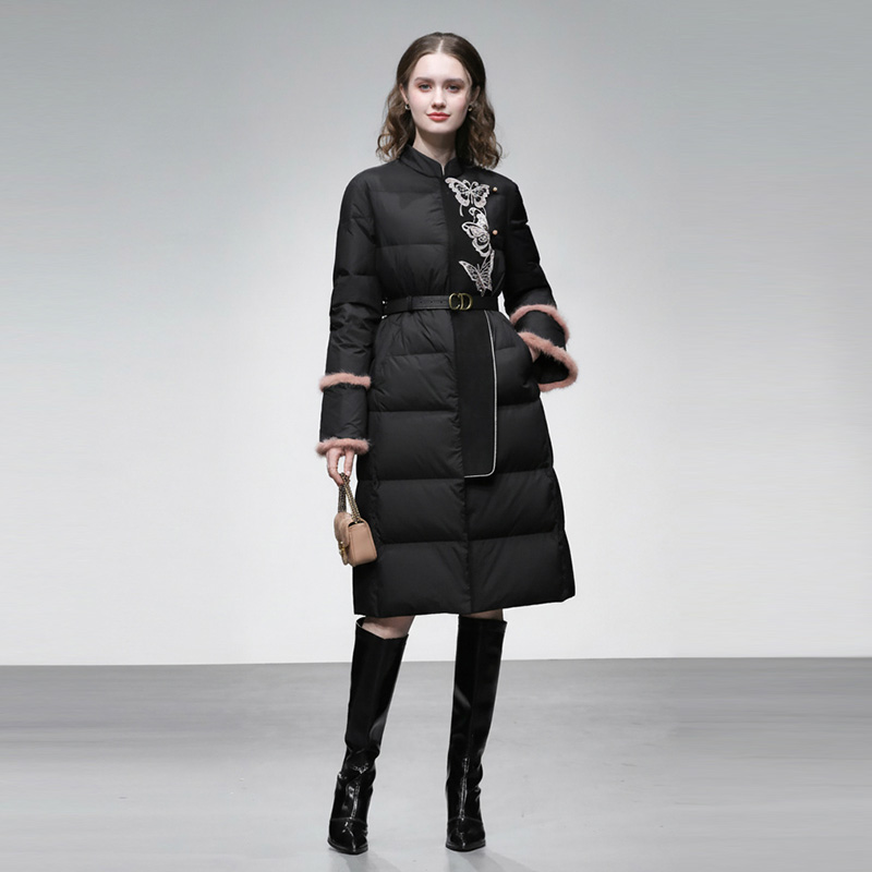 2025冬季新款时尚气质立领蝴蝶绣花双面呢拼接中长款黑色羽绒服女