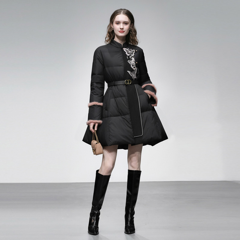 2025冬季新款时尚气质立领蝴蝶绣花双面呢拼接收腰大摆黑色羽绒服