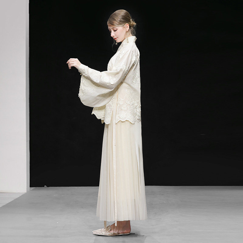 2026夏季新款交叠领喇叭袖宽松版立体绣花上衣+高腰A字网纱半身裙