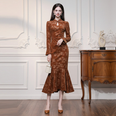 2025年冬季新款新中式立领水滴镂空喇叭袖收腰直筒印花连衣裙