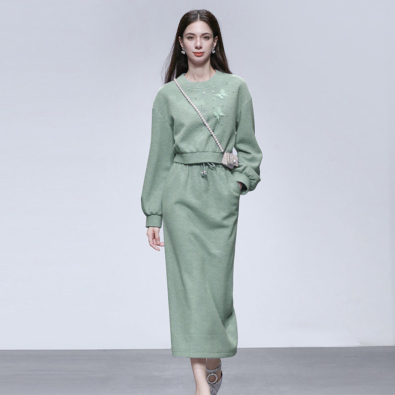 2025冬季新款时尚减龄蝴蝶装饰灯笼袖针织卫衣+高腰直筒半裙套装