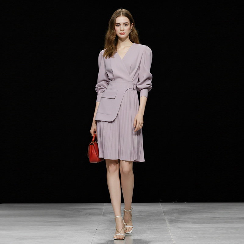 2026年春夏新款高级感法式通勤气质V领收腰显瘦百褶西装连衣裙女