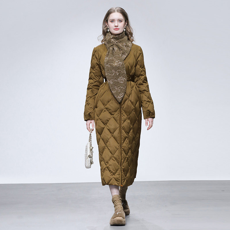 2025年冬季新款时髦个性设计感围巾设计菱格收腰A摆长款羽绒服